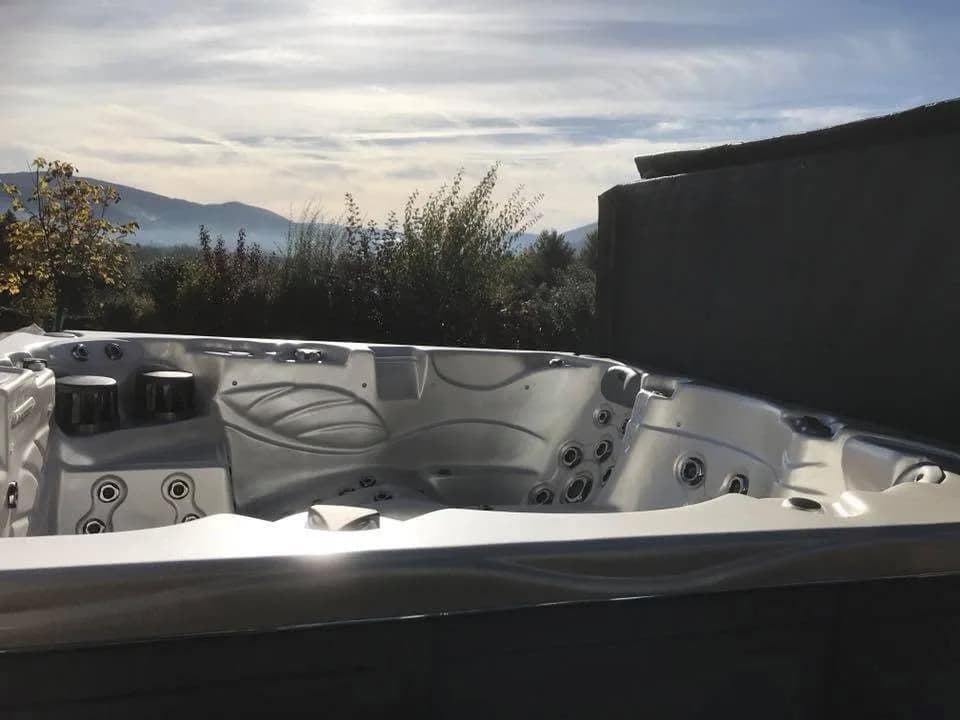 Installation d'un autre spa Vancouver dans les Vosges, autre vue du chantier