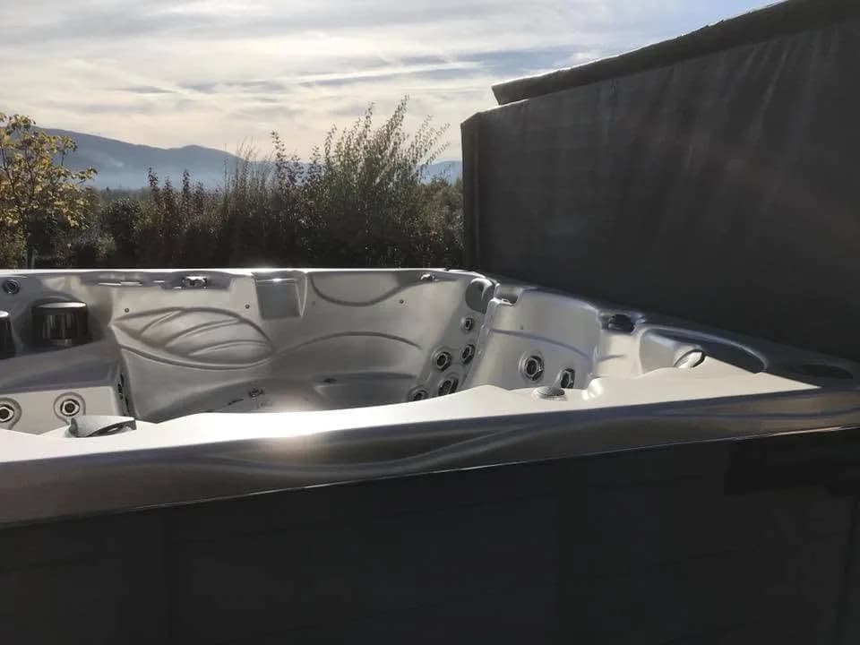 Installation d'un autre spa Vancouver dans les Vosges, autre vue du chantier