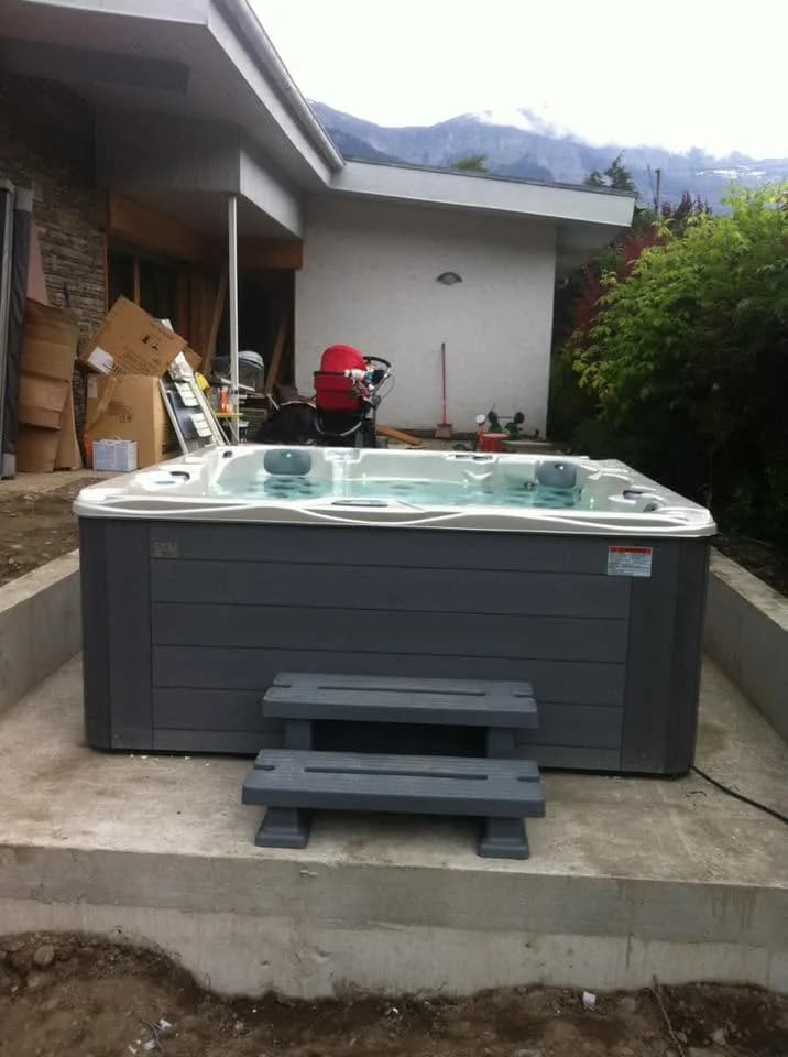 Installation d'un autre spa Vancouver en Haute-Savoie, sur une dalle devant les montagnes
