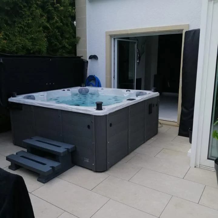 Installation d'un autre spa Vancouver Full option au Luxembourg, autre vue du chantier