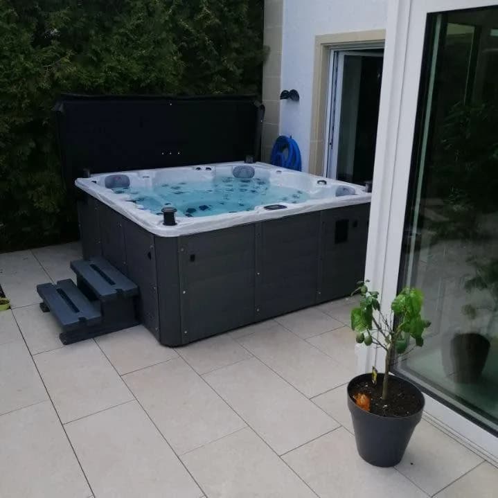 Installation d'un autre spa Vancouver Full option au Luxembourg, autre vue du chantier