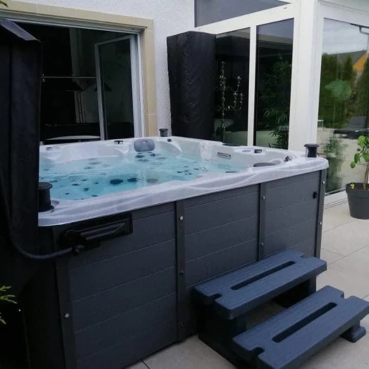 Installation d'un autre spa Vancouver Full option au Luxembourg, autre vue du chantier