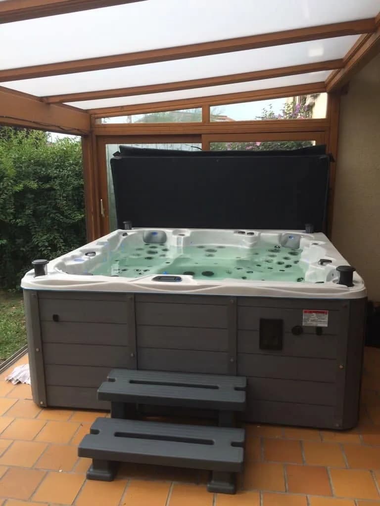 Installation d'un autre spa Vancouver Full option dans la Loire, sous un abri en bois, avec marchepied