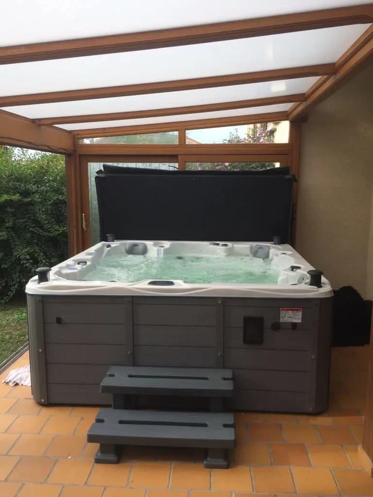 Installation d'un autre spa Vancouver Full option dans la Loire, autre vue du chantier