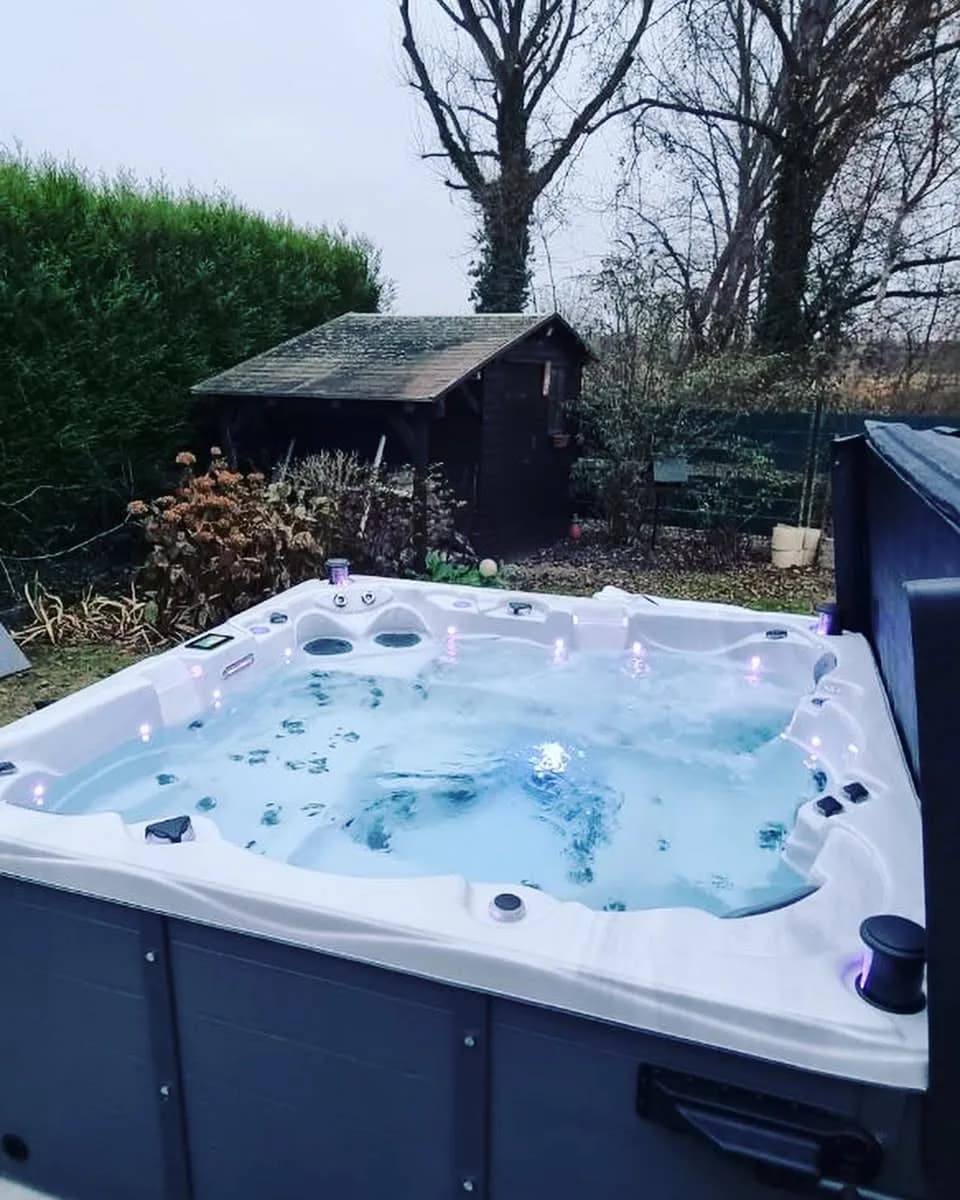 Installation d'un autre spa Vancouver Full option dans le Bas-Rhin, dans un jardin