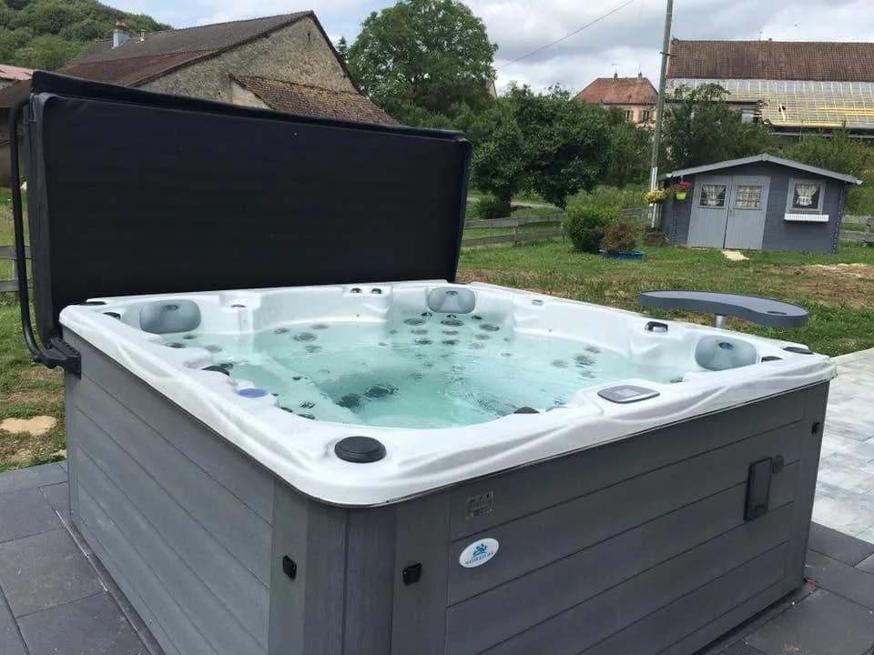 Installation d'un autre spa Vancouver Full option dans le Doubs, sur une dalle face à la campagne, desserte