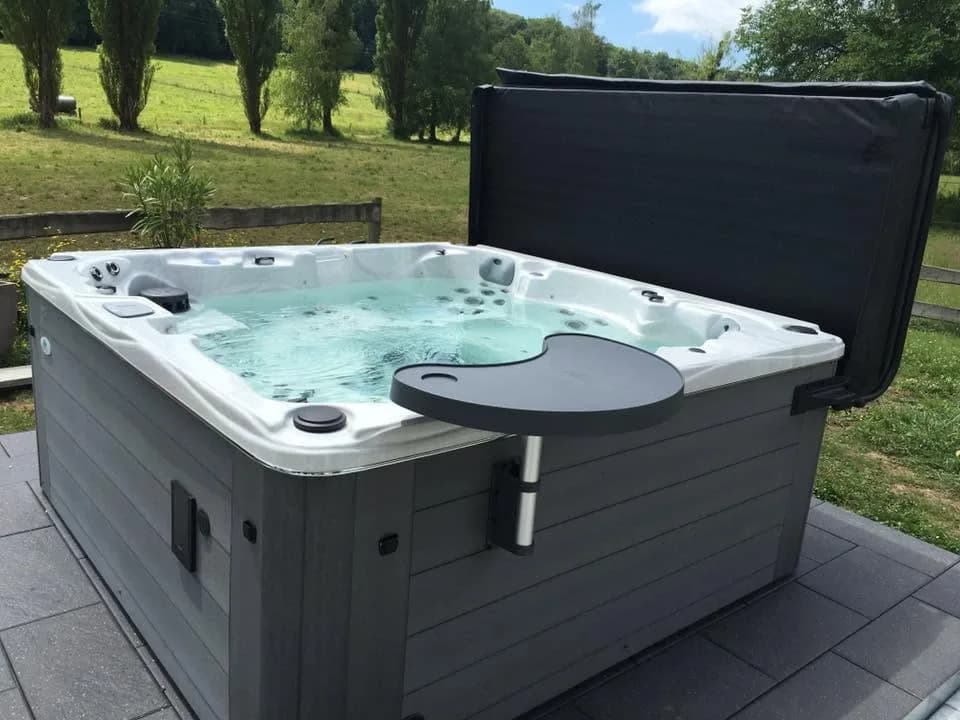 Installation d'un autre spa Vancouver Full option dans le Doubs, autre vue du chantier