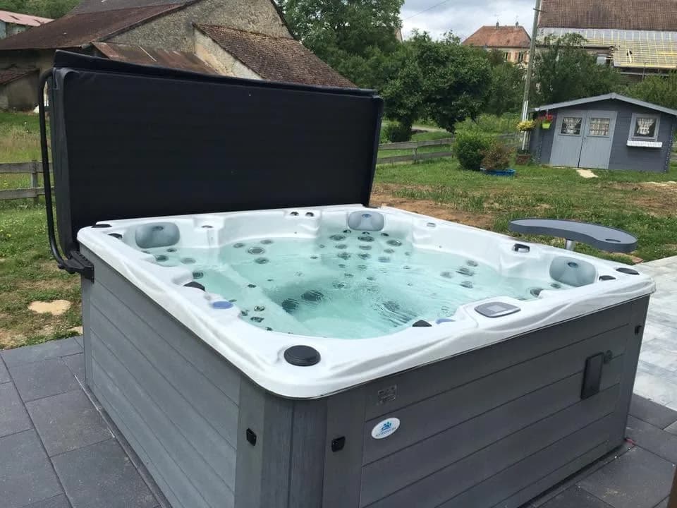 Installation d'un autre spa Vancouver Full option dans le Doubs, autre vue du chantier