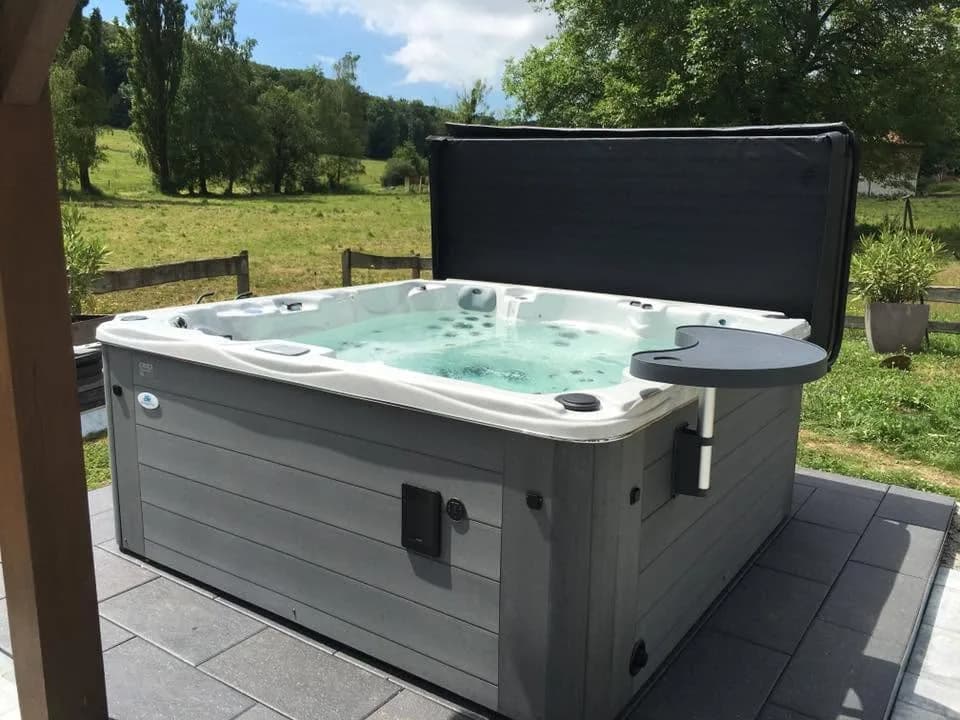 Installation d'un autre spa Vancouver Full option dans le Doubs, autre vue du chantier
