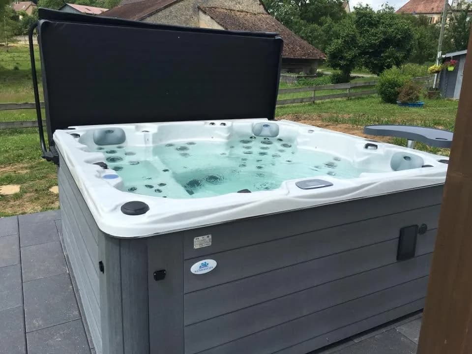 Installation d'un autre spa Vancouver Full option dans le Doubs, autre vue du chantier