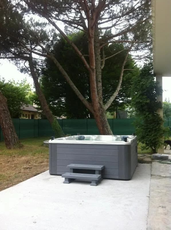 Installation d'un autre spa Vancouver Full option dans les Hautes-Pyrénées, sur une dalle en béton, marchepied