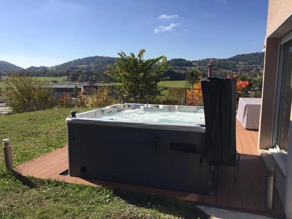 Installation d'un autre spa Vancouver Full option en Haute-Savoie, sur une terrasse composite, vue sur les collines