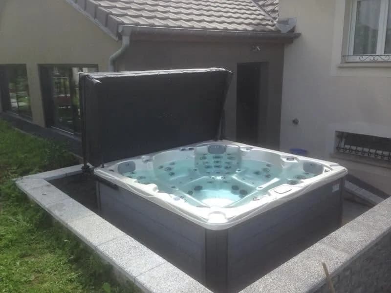 Installation d'un autre spa Vancouver Full option en Moselle, semi-encastré dans un muret en pierre