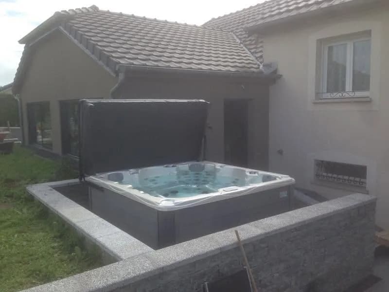 Installation d'un autre spa Vancouver Full option en Moselle, autre vue du chantier