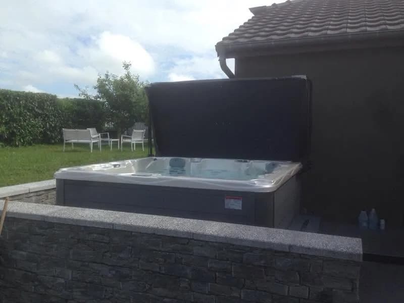 Installation d'un autre spa Vancouver Full option en Moselle, autre vue du chantier