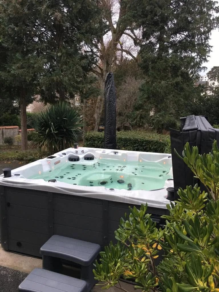 Installation d'un autre spa Vancouver Full option, dans un jardin arboré, marchepied