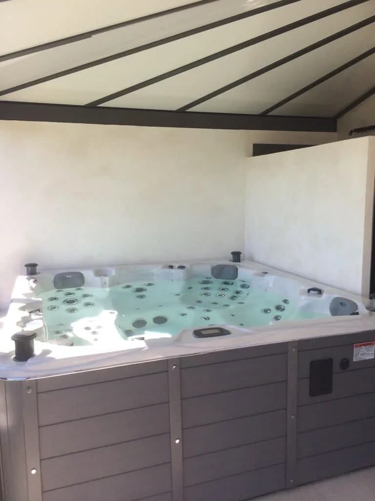 Installation d'un autre spa Vancouver, sous un abri de type pergola