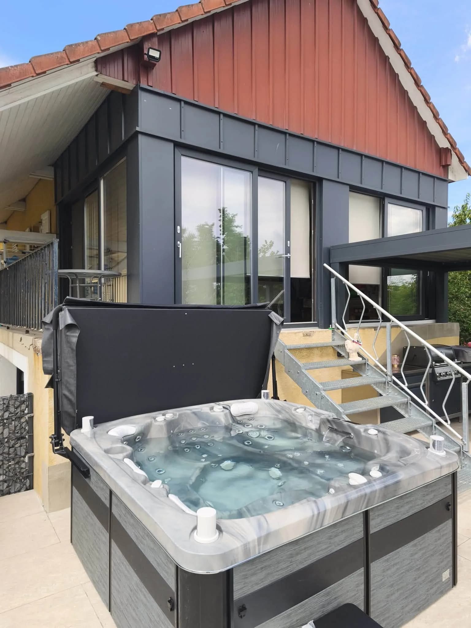 Installation d'un second spa Øppland à Burnhaupt-le-Haut, sur une terrasse carrelée au pied d'un escalier