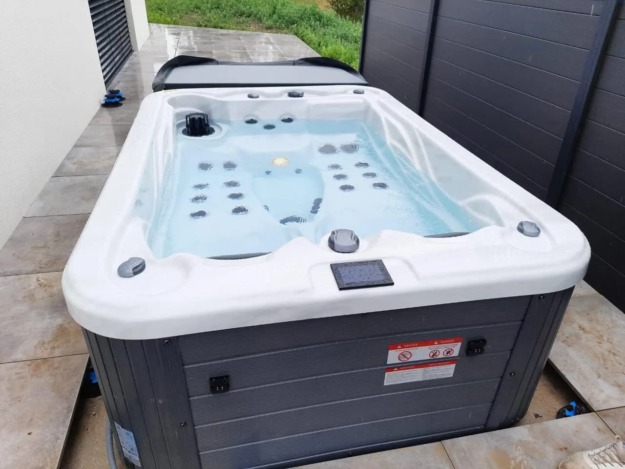 Installation d'un spa Apollon à Bantzenheim, sur une dalle près de la maison