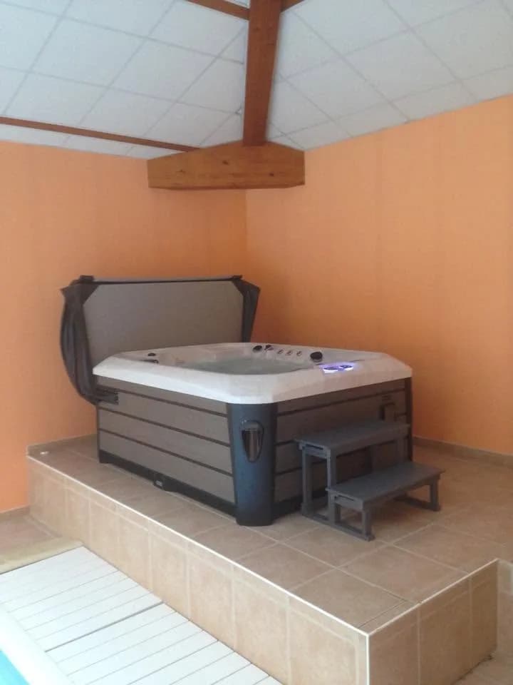 Installation d'un spa Apollon Full option dans la Meuse, sous un abri, sur un socle carrelé