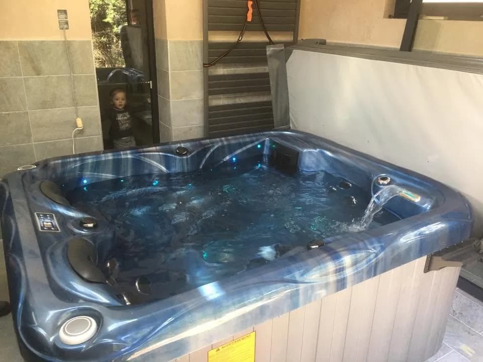 Installation d'un spa Apollon à Wittenheim, en intérieur, cuve bleu marbré