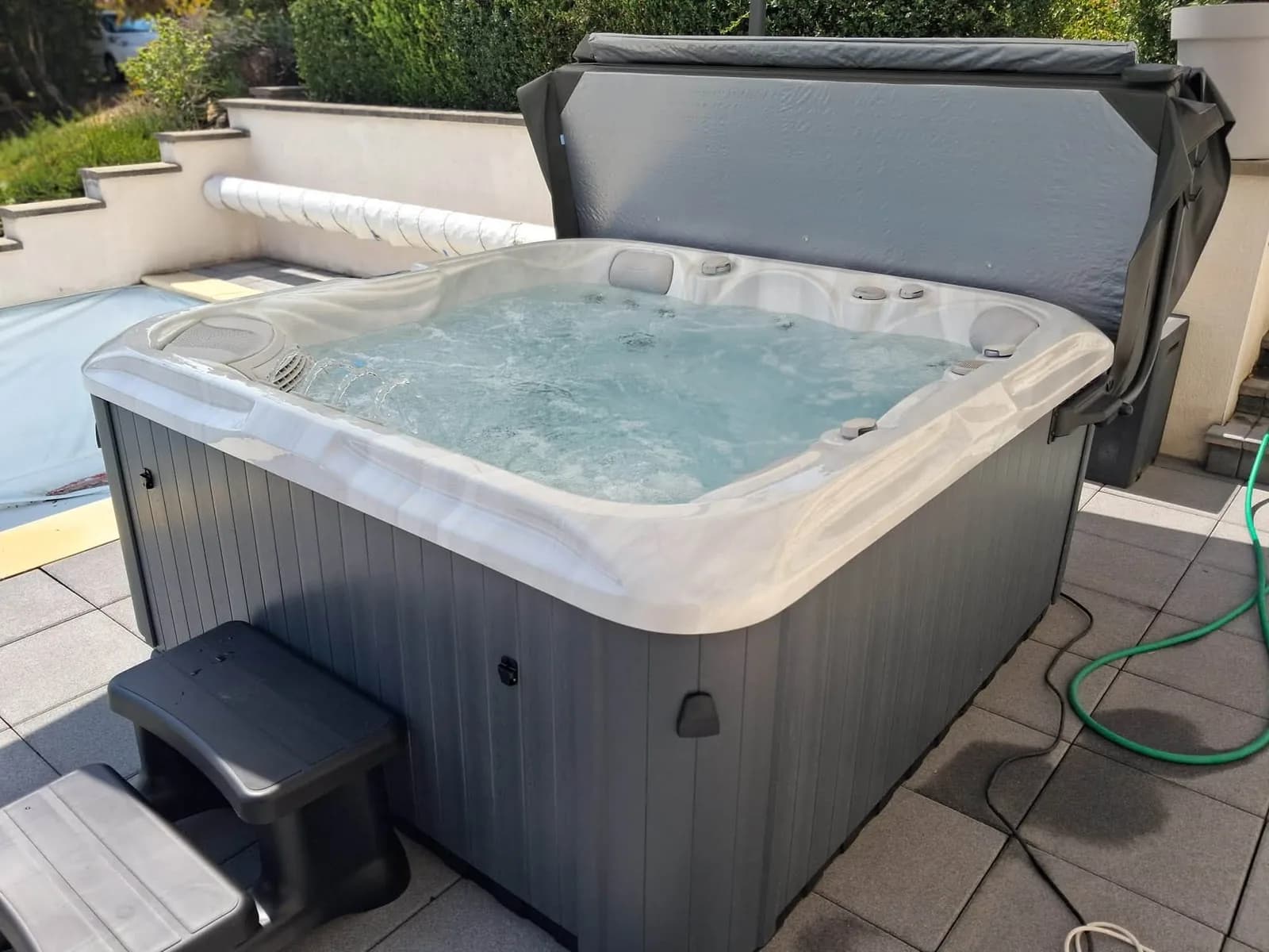 Installation d'un spa Artemis Full option à Écot, au bord d'une piscine, vue sur la vallée