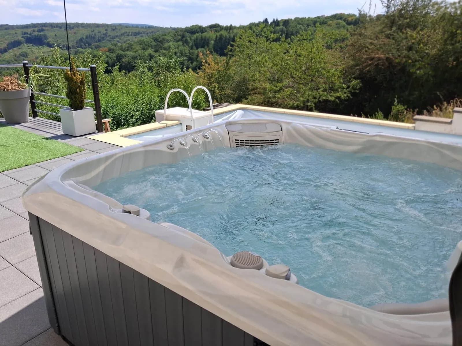 Installation d'un spa Artemis Full option à Écot, autre vue du chantier