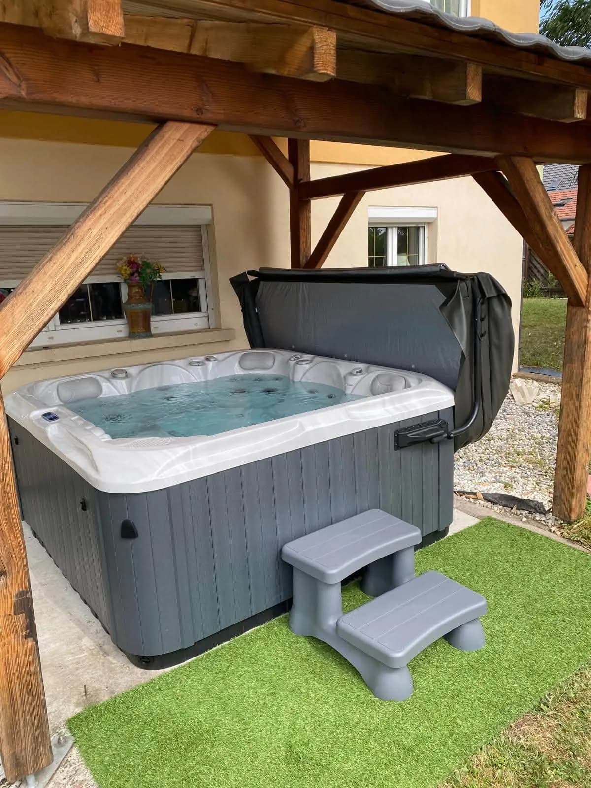 Installation d'un spa Artemis Full option à Sarralbe, sous un carport en bois, marchepied