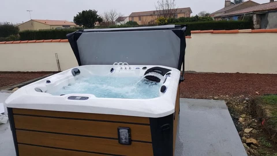 Installation d'un spa Artemis Full option, sur une dalle, tablier couleur bois