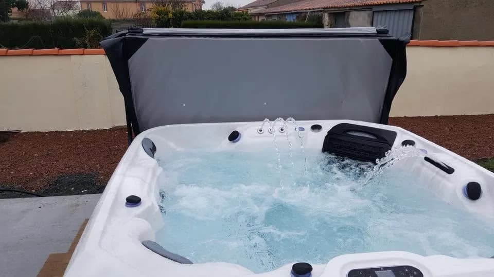 Installation d'un spa Artemis Full option, autre vue du chantier