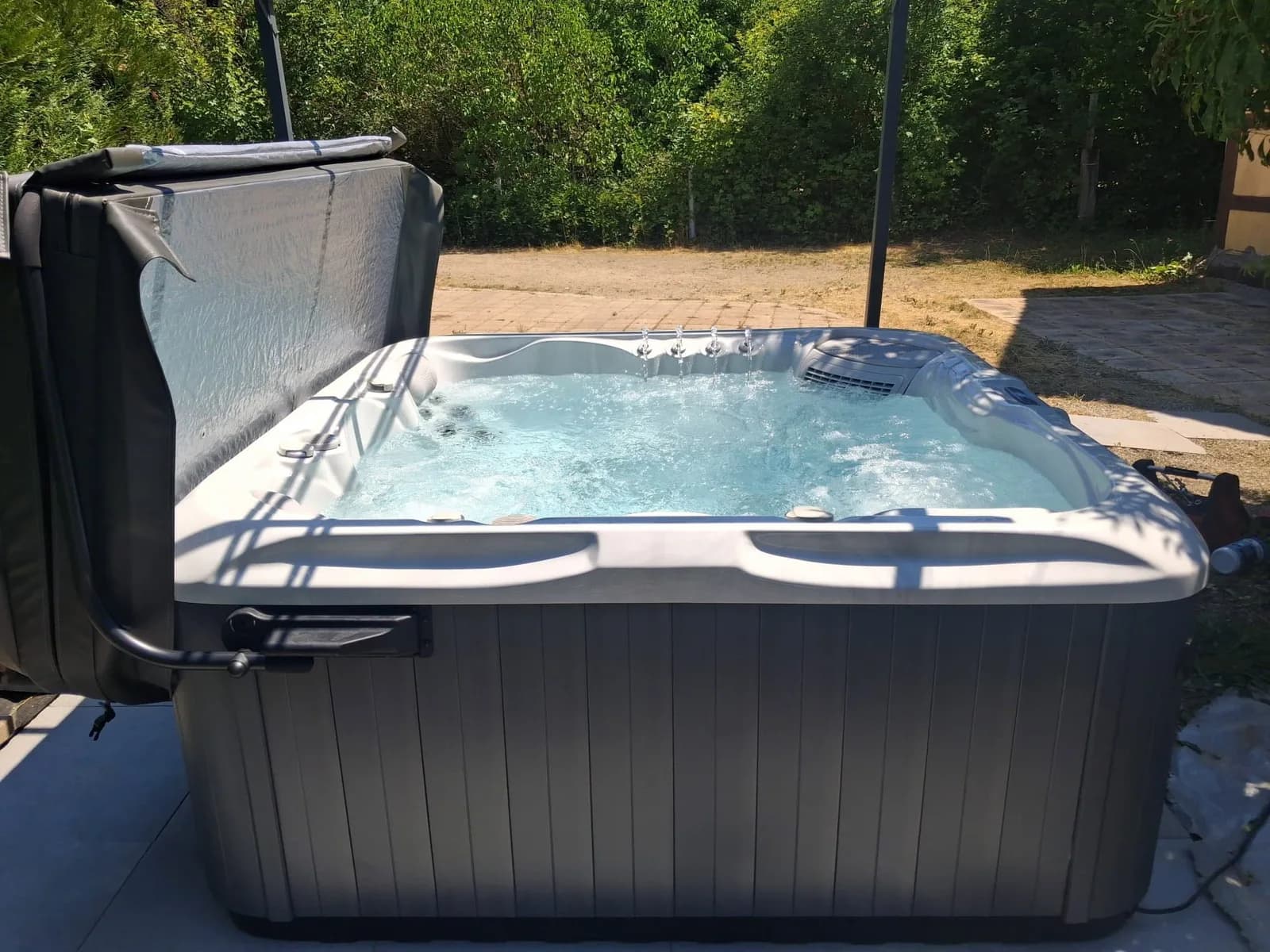 Installation d'un spa Artemis Plug and Play en bord de jardin, sur une dalle en bord de jardin