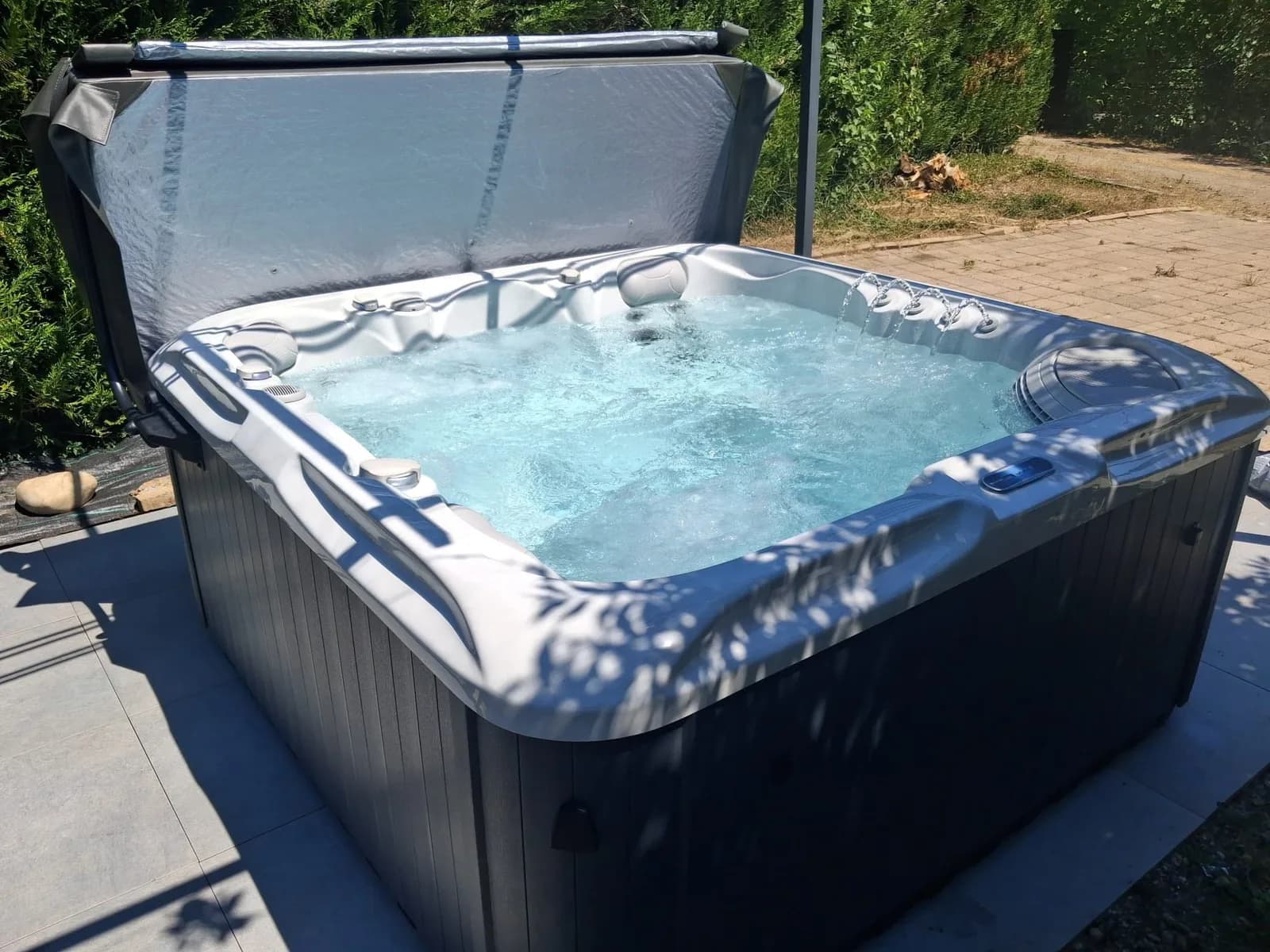 Installation d'un spa Artemis Plug and Play en bord de jardin, autre vue du chantier