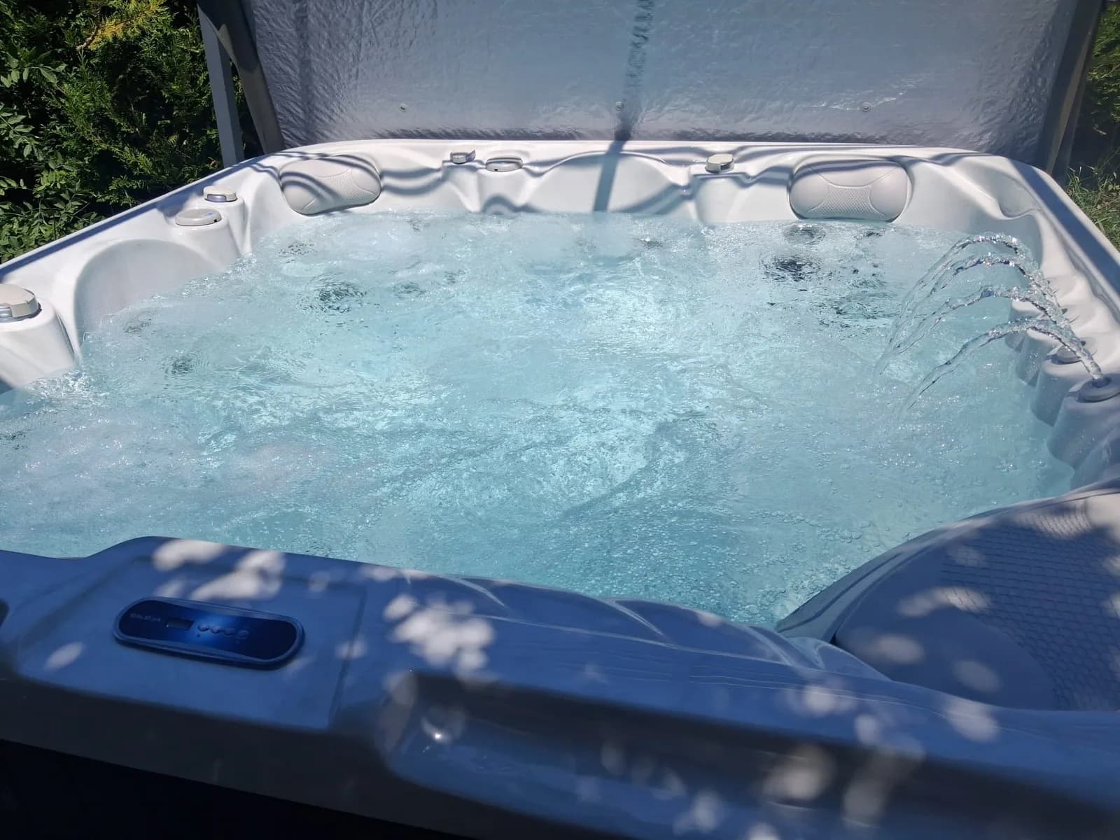 Installation d'un spa Artemis Plug and Play en bord de jardin, autre vue du chantier