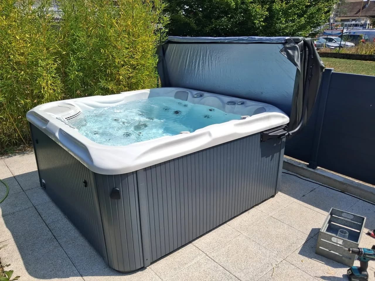 Installation d'un spa Artemis Plug and Play à Rixheim, sur une terrasse dallée, couverture relevée