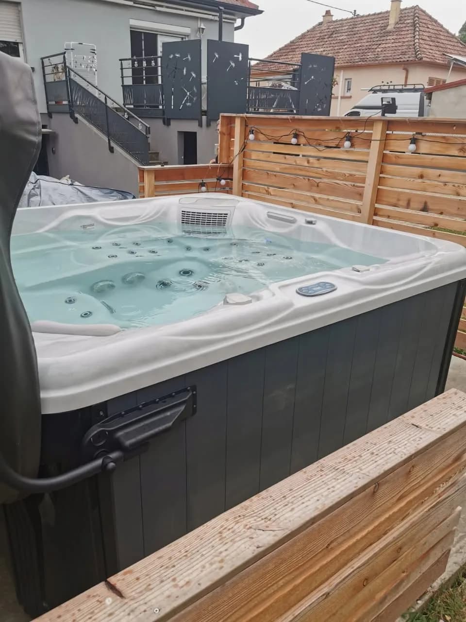 Installation d'un spa Athena à Boesenbiesen, sur une terrasse devant une palissade en bois