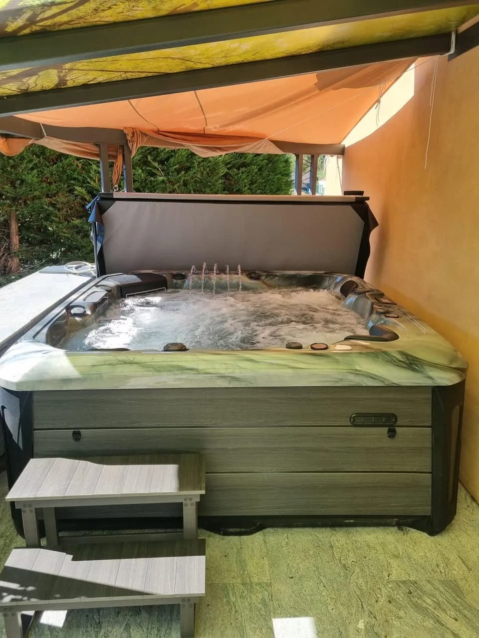 Installation d'un spa Barcelona à Burnhaupt-le-Bas, sous une tonnelle, cuve Odyssey
