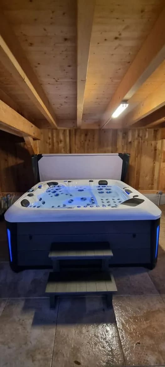 Installation d'un spa Barcelona Full option à Pulversheim, sous un abri en bois, marchepied