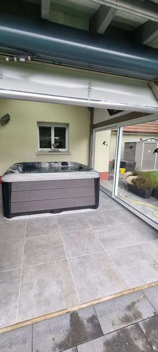 Installation d'un spa Barcelona Full option à Sausheim, sous un abri vitré, sol carrelé