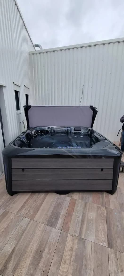 Installation d'un spa Barcelona Full option à Sierentz, sur une terrasse en lames