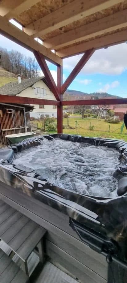 Installation d'un spa Barcelona Full option à Stosswihr, sous un abri en bois