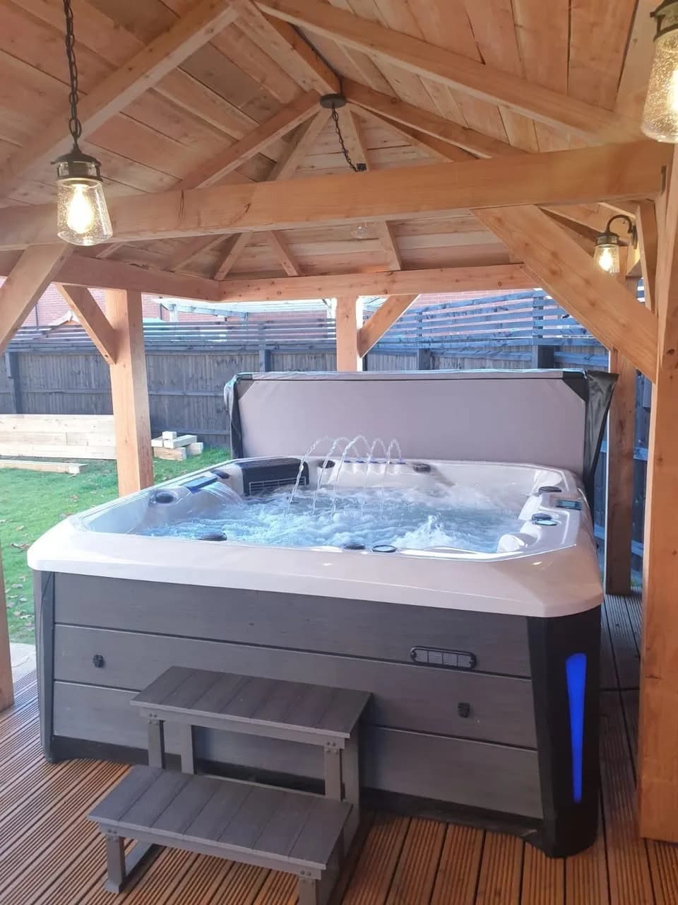 Installation d'un spa Barcelona Full option à Wittenheim, sous un gazebo en bois, marchepied