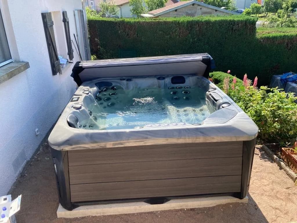 Installation d'un spa Barcelona à Lure, autre vue du chantier