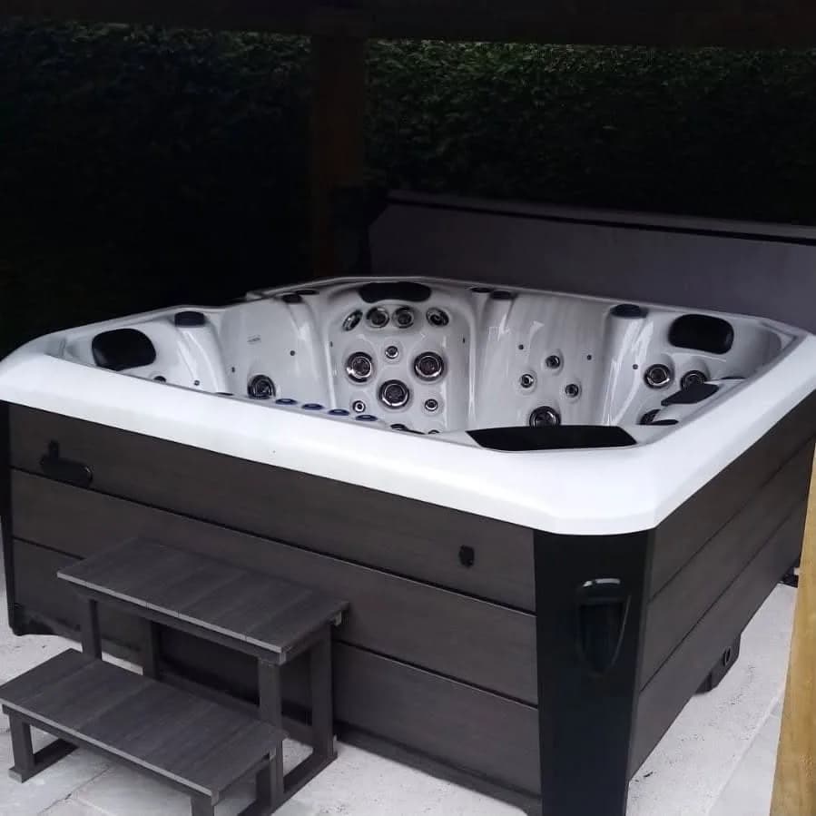 Installation d'un spa Barcelona New Full option à Sausheim, sous un abri en bois, marchepied
