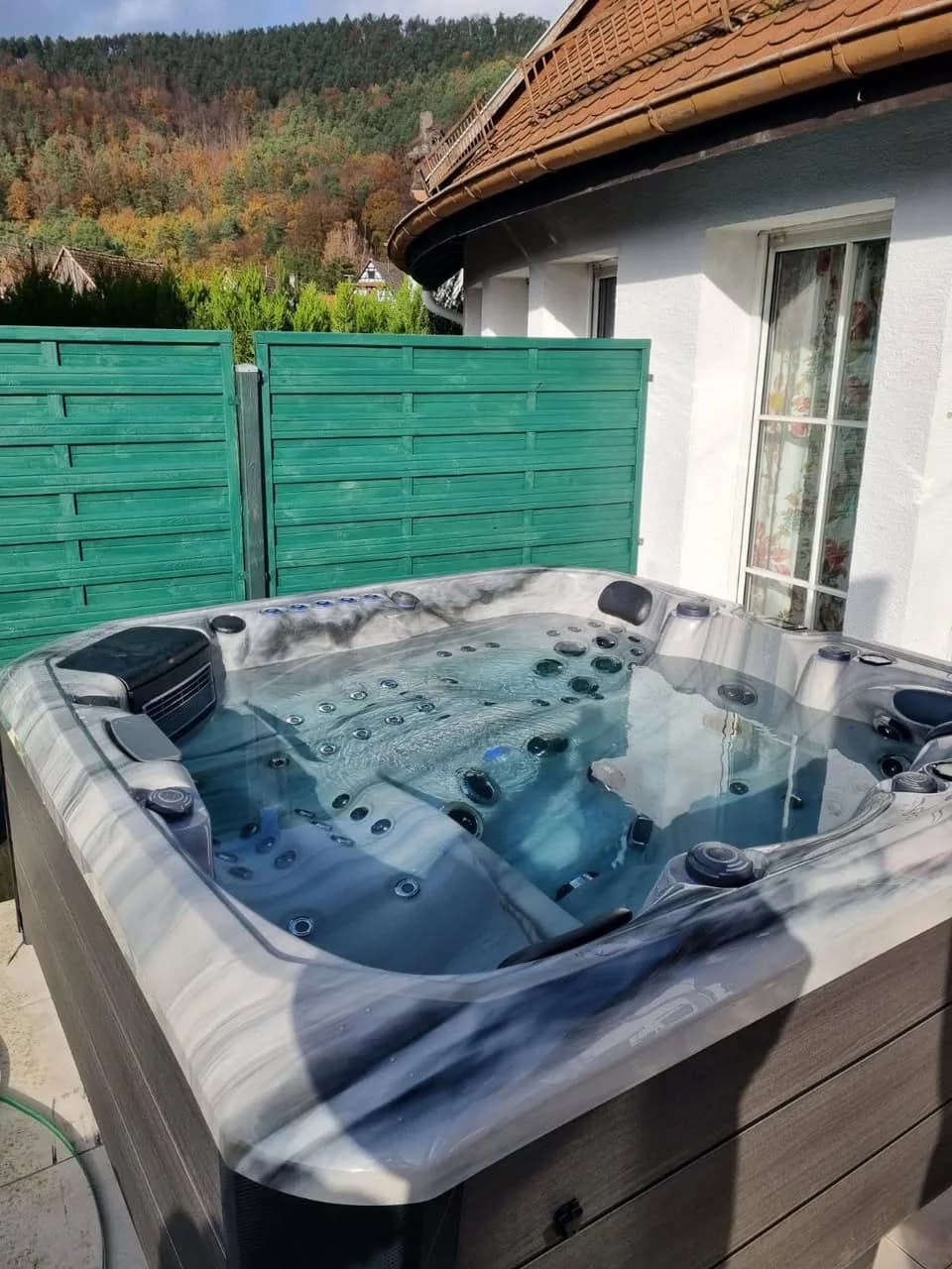Installation d'un spa Barcelona à Obersteinbach, près de la maison, cuve Odyssey