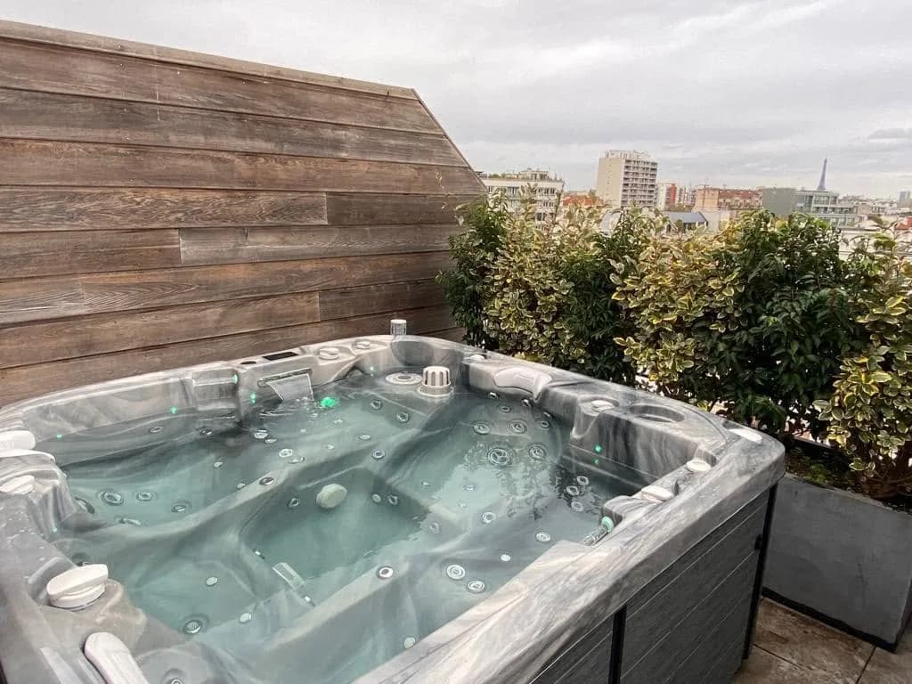 Installation d'un spa Bjørgan à Boulogne-Billancourt, sur un toit-terrasse avec vue sur la ville