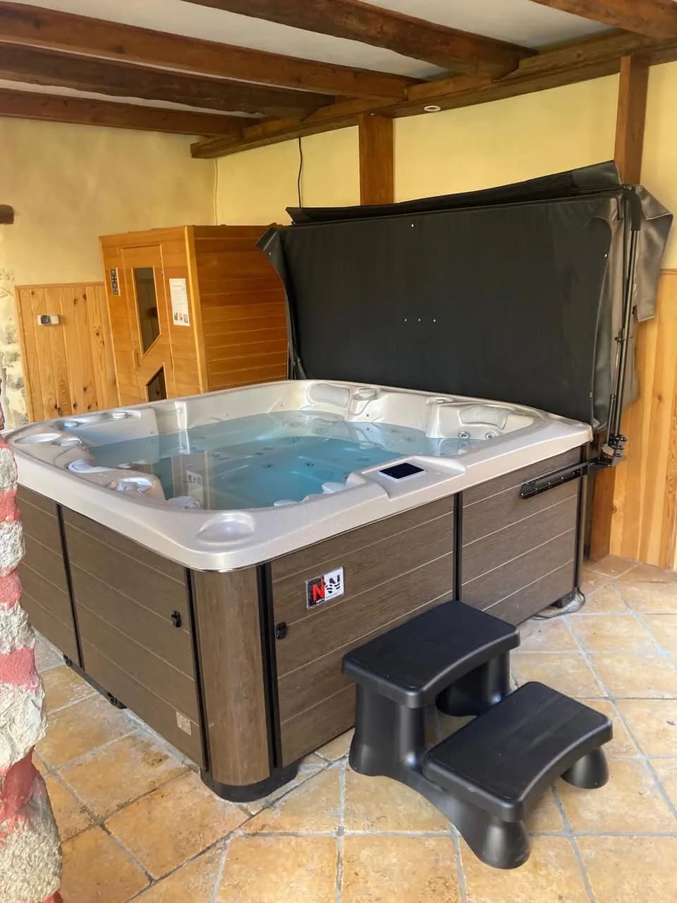 Installation d'un spa Bjørgan à Buis-les-Baronnies, sous une terrasse couverte à poutres en bois