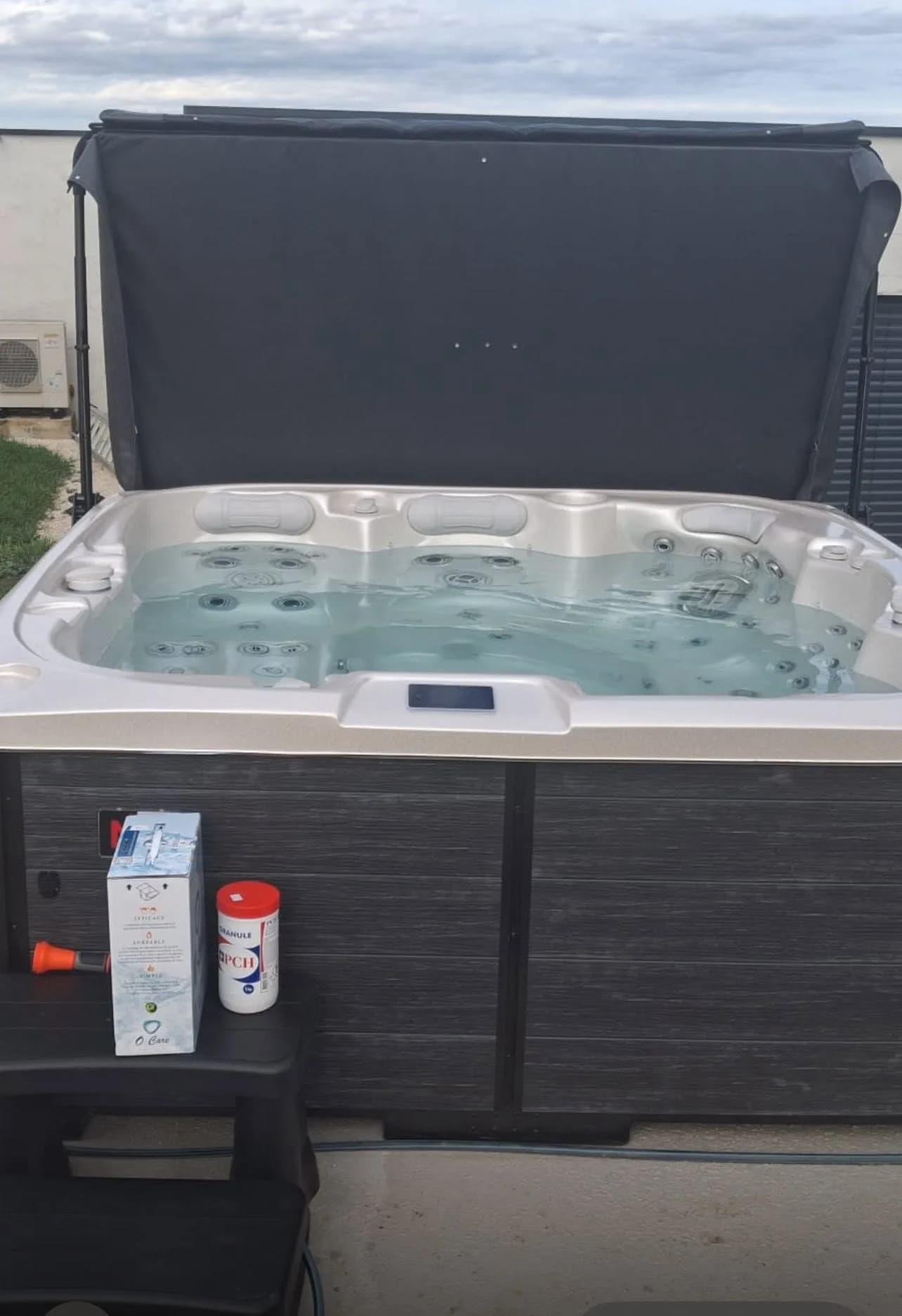 Installation d'un spa Bjørgan coloris Caméo dans le Territoire de Belfort, autre vue du chantier