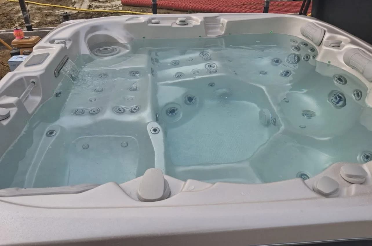 Installation d'un spa Bjørgan coloris Caméo dans le Territoire de Belfort, autre vue du chantier