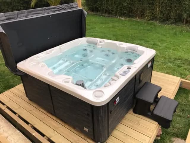 Installation d'un spa Bjørgan dans le Finistère, sur une terrasse en bois, avec marchepied