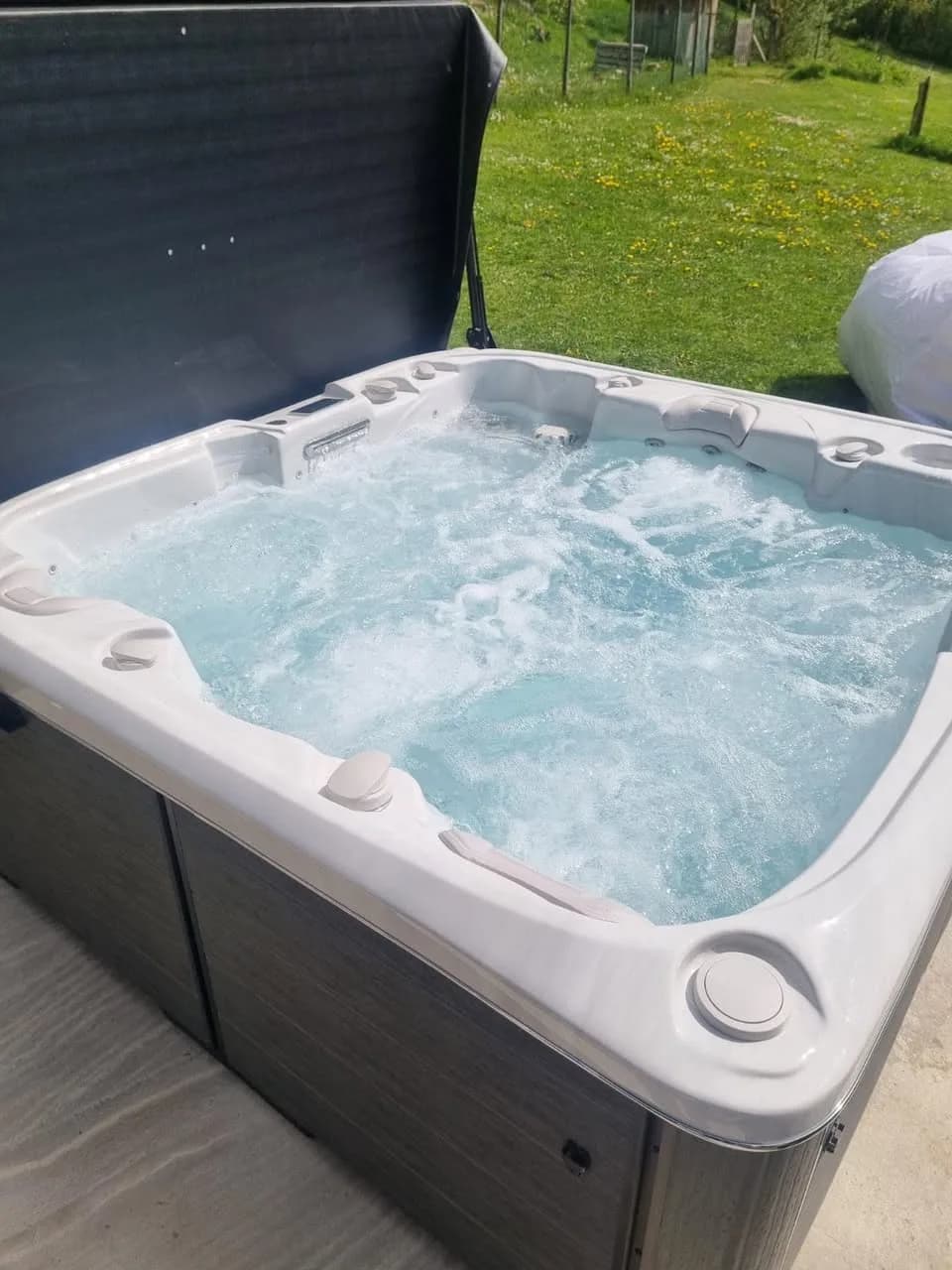 Installation d'un spa Bjørgan à Didenheim, en bordure de pelouse